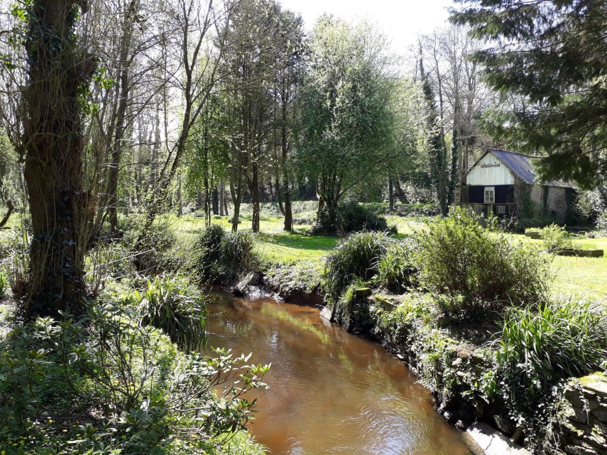 Le Vieux Moulin Bed & Breakfast Goudelin Exterior photo