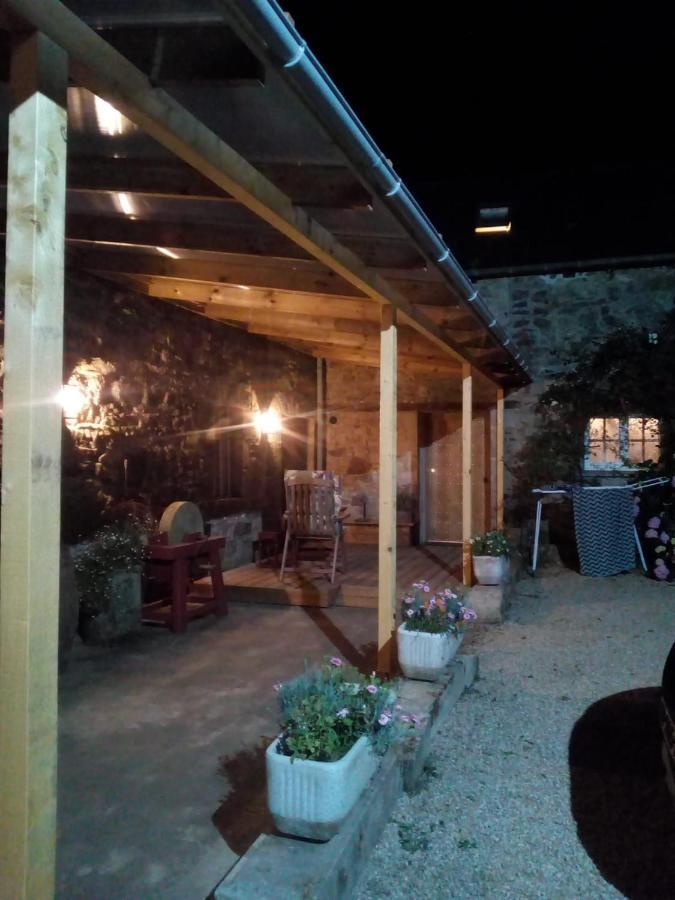 Le Vieux Moulin Bed & Breakfast Goudelin Exterior photo